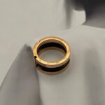 Каблучка BVLGARI з чорною серцевиною та логотипом рожеве золото2