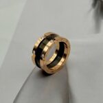 Каблучка BVLGARI з чорною серцевиною та логотипом рожеве золото1