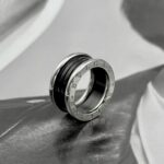 Широка каблучка BVLGARI з чорною серцевиною та логотипом срібло1