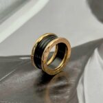 Широка каблучка BVLGARI з чорною серцевиною та логотипом золото1