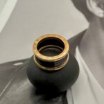 Широка каблучка BVLGARI з чорною серцевиною та логотипом золото2