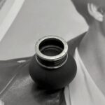 Широка каблучка BVLGARI з чорною серцевиною та логотипом срібло2