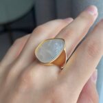 Масивна каблучка з перламутровим елементом золото на руці