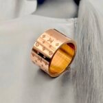 Широка каблучка Louis Vuitton з маленьким логотипом золото1
