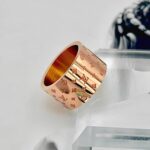 Широка каблучка Louis Vuitton з маленьким логотипом золото2