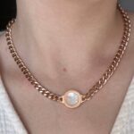 Масивне двостороннє кольє BVLGARI золото на тілі