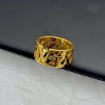 Широка каблучка Louis Vuitton з прорізами та логотипом лимонне золото2
