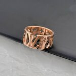 Широка каблучка Louis Vuitton з прорізами та логотипом рожеве золото2