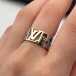 Широка каблучка Louis Vuitton з прорізами та логотипом срібло на руці