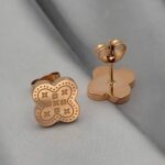 Сережки-пусети у вигляді конюшини з логотипом Louis Vuitton золото застібка