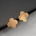 Сережки-пусети у вигляді конюшини з логотипом Louis Vuitton золото
