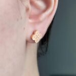 Сережки-пусети у вигляді конюшини з логотипом Louis Vuitton золото на вусі