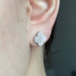 Сережки-пусети у вигляді конюшини з логотипом Louis Vuitton срібло на вусі