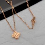 Підвіс у вигляді конюшини з логотипом Louis Vuitton золото застібка