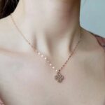 Підвіс у вигляді конюшини з логотипом Louis Vuitton золото на тілі