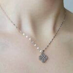Підвіс у вигляді конюшини з логотипом Louis Vuitton срібло на тілі