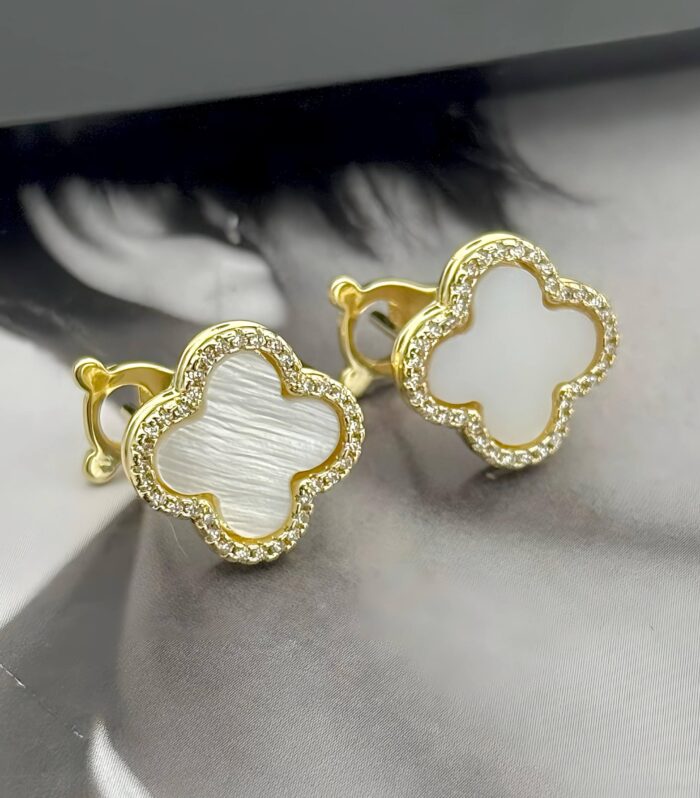 Сережки Van Cleef з італійською застібкою та сяючим обрамленням золото
