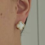 Сережки Van Cleef з італійською застібкою та сяючим обрамленням золото на вусі