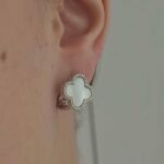 Сережки Van Cleef з італійською застібкою та сяючим обрамленням срібло на вусі
