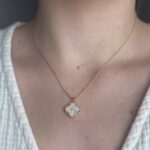 Ланцюговий підвіс Van Cleef у камінні золото на тілі