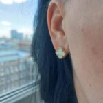 Маленькі сережки Van Cleef з англійською застібкою у лимонному золоті на вусі