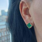 (Копія)Маленькі сережки Van Cleef з англійською застібкою у рожевому золоті зелений на вусі