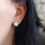 (Копія)Маленькі сережки Van Cleef з англійською застібкою у рожевому золоті білий на вусі