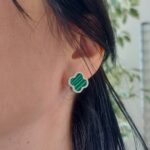 Сережки Van Cleef з італійською застібкою та сяючим обрамленням срібло зелений на вусі