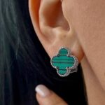 Сережки Van Cleef з зеленою серцевиною та італійською застібкою срібло на вусі