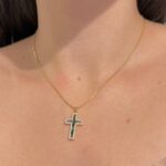 Підвіс у вигляді хрестика з різнокольоровим камінням золото на тілі