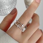 Подвійна каблучка з камінням з колекції Tiffany T срібло на руці