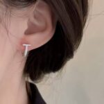 Мінімалістичні сережки з камінням з колекції Tiffany T срібло на вусі