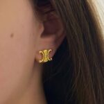 Великі сережки-пусети Celine на вусі