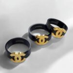 Чорна каблучка Chanel з логотипом лимонне3