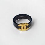 Чорна каблучка Chanel з логотипом лимонне