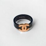 Чорна каблучка Chanel з логотипом рожеве