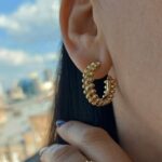 Сережки Cartier Clash з логотипом золото на вусі