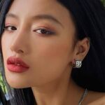 Широкі сережки пів-кільця Balenciaga срібло на вусі
