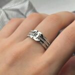 Широка каблучка Chanel з логотипом та камінням срібло на руці