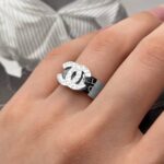 Широка каблучка Chanel з логотипами срібло на руці