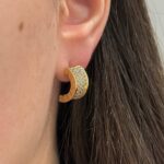 Вишукані мінімалістичні сережки BVLGARI з камінням та логотипом лимонне золото на вусі