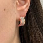 Вишукані мінімалістичні сережки BVLGARI з камінням та логотипом рожеве золото на вусі
