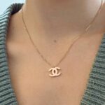 Класичний ланцюжок с підвіскою Chanel золото на тілі