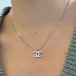 Класичний ланцюжок с підвіскою Chanel срібло на тілі