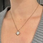 Двосторонній підвіс Van Cleef з крупним камінням золото на тілі