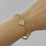 Класичний браслет Van Cleef з логотипом у золоті білий на руці