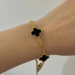 Класичний браслет Van Cleef з логотипом у золоті чорний на руці