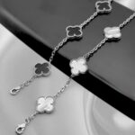Класичний браслет Van Cleef з логотипом у сріблі