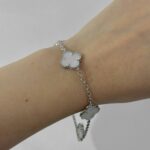 Класичний браслет Van Cleef з логотипом у сріблі білий на руці