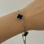 Класичний браслет Van Cleef з логотипом у сріблі чорний на руці